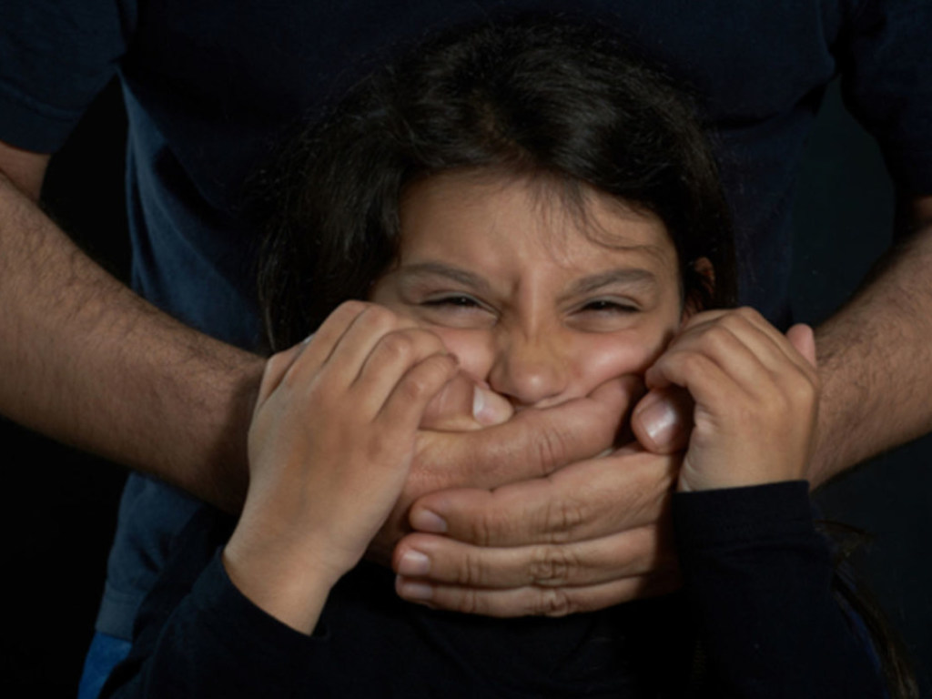 Отец изнасиловал 4-летнею дочь и совершил суицид