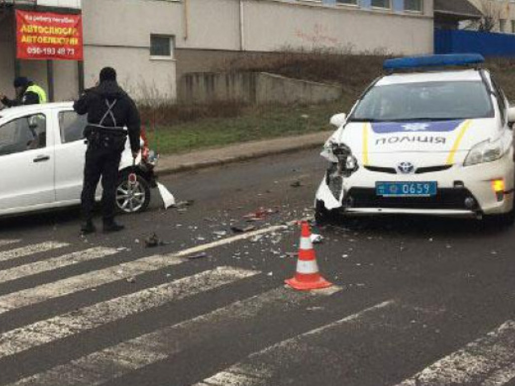 Пропускал прохожих: Автомобиль с патрульными протаранил легковушку в Ровно (ФОТО)