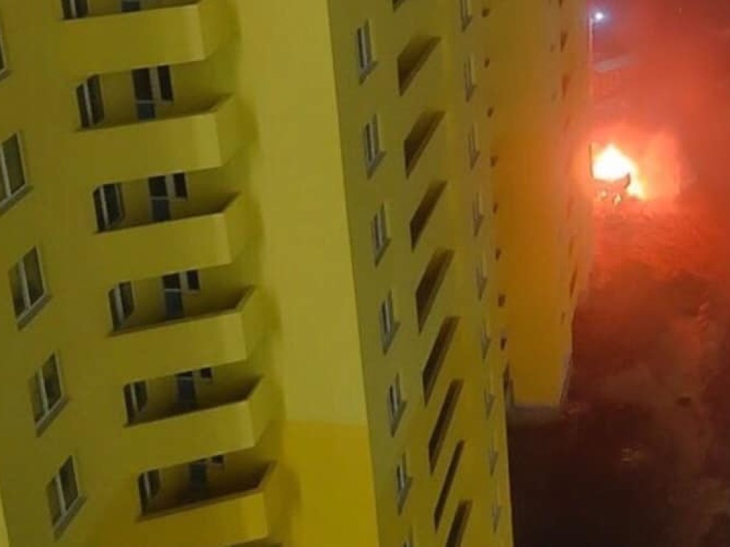 На Киевщине на стройке нового ЖК прогремел взрыв: экскаватор сгорел полностью (ФОТО)