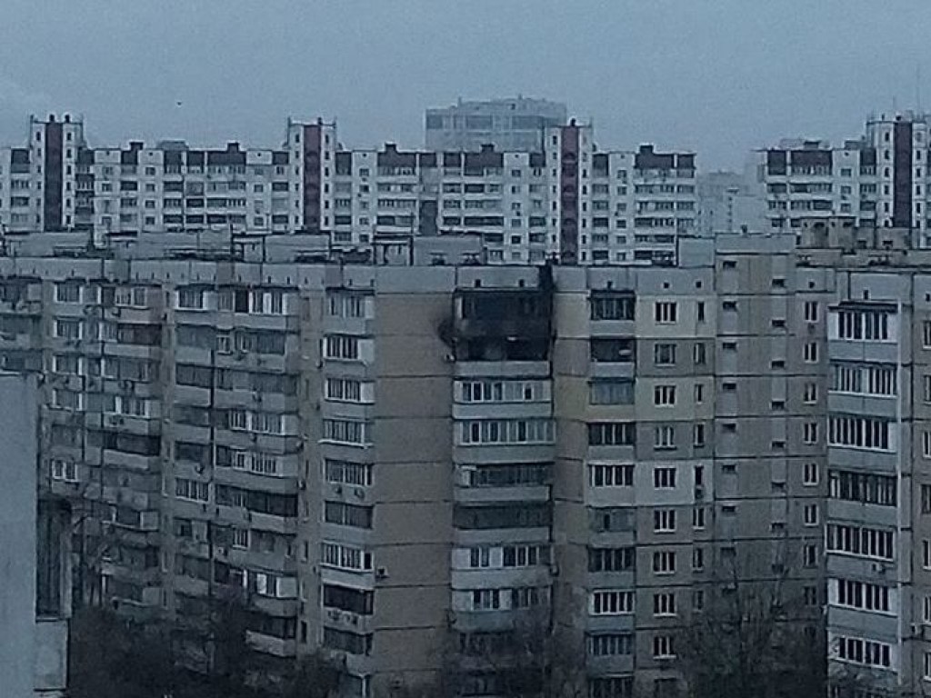 В Киеве на Тростянецкой полыхала квартира на 9-м этаже жилого дома (ФОТО, ВИДЕО)