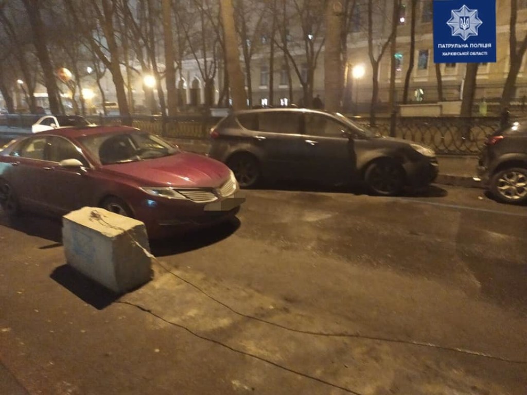 В Харькове на перекрестке столкнулись Subaru и Lincoln (ФОТО)