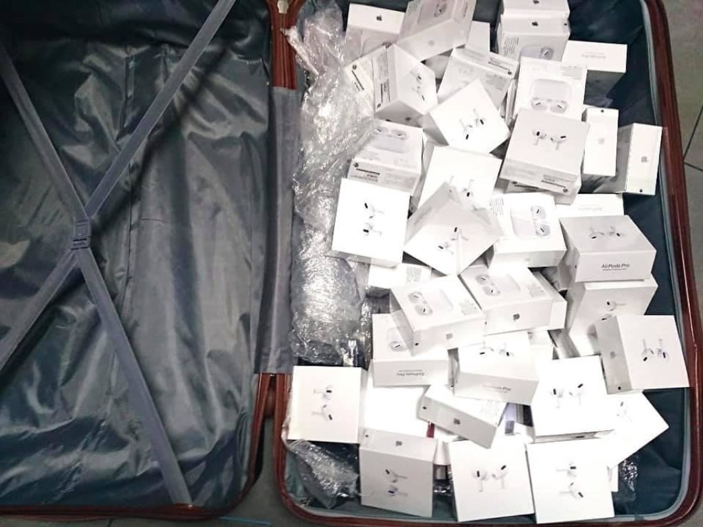 В забытом багаже в аэропорту Борисполь нашли iPhone и наушников на 18 миллионов гривен (ФОТО)