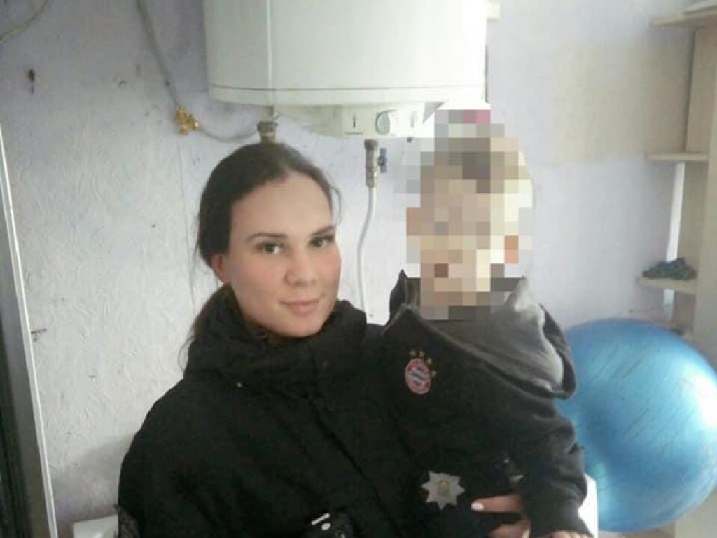 Мальчик хотел выпрыгнуть из окна: Горе-мать закрыла маленьких детей в квартире в Одессе и пошла гулять (ФОТО)