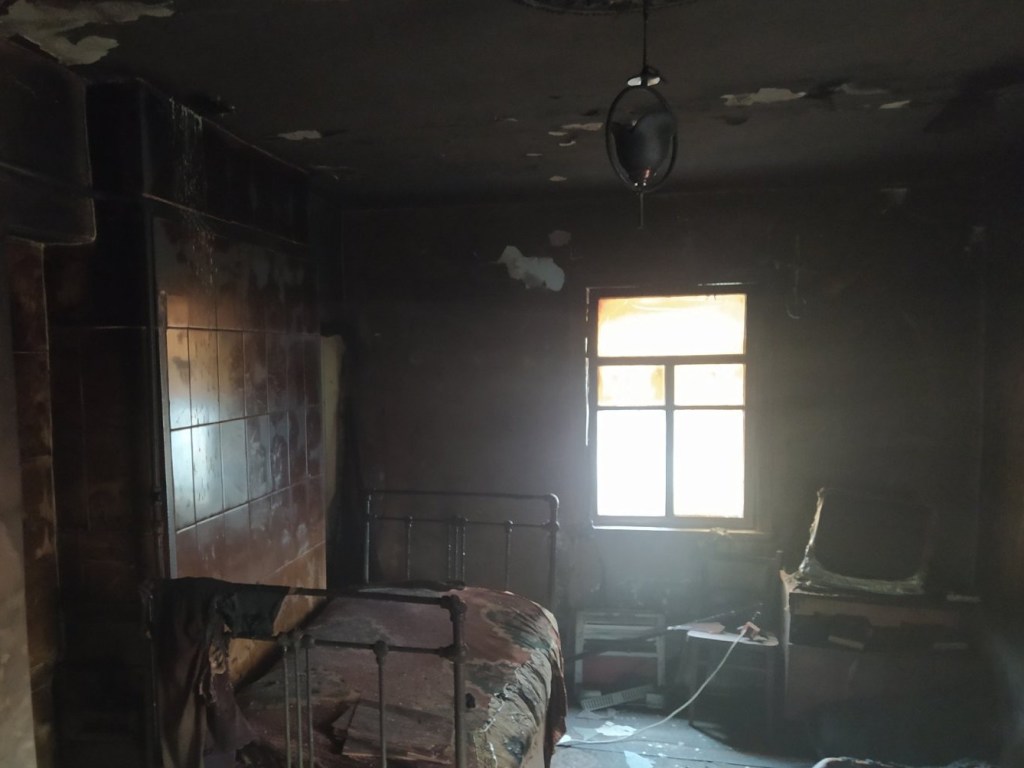 В селе на Житомирщине дочь не успела к отцу: мужчина сгорел на диване (ФОТО)