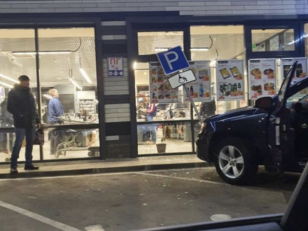 При парковке в Днепре водитель разбил стекло супермаркета (ФОТО)