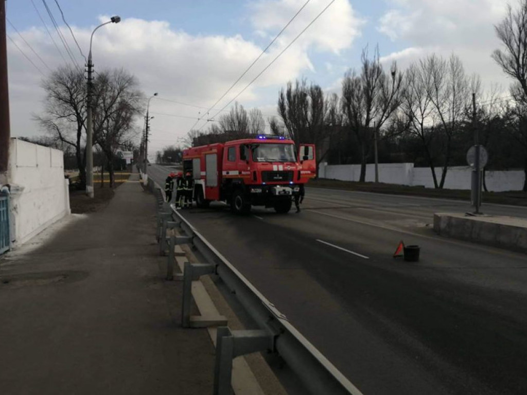 В Мариуполе сетка канализации пробила топливный бак маршрутки с пассажирами (ФОТО)