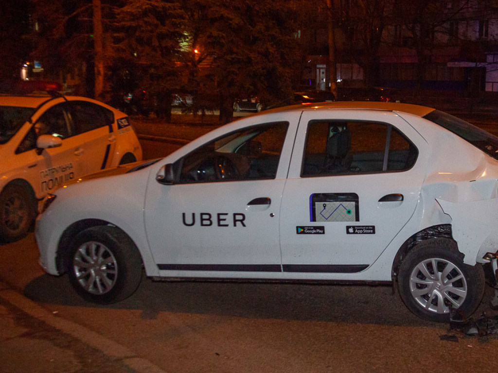 В Днепре такси Uber столкнулось с Daewoo (ФОТО)
