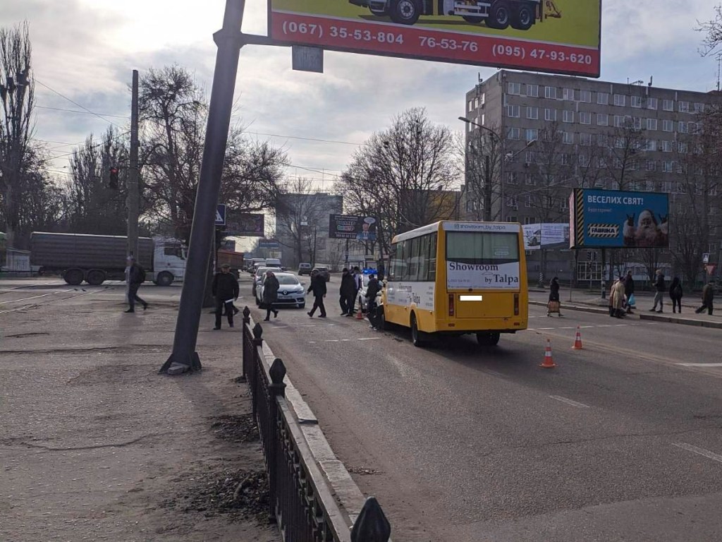 Водителю стало плохо: В Николаеве маршрутка выехала на встречку и врезалась в Opel – есть пострадавшие (ФОТО)