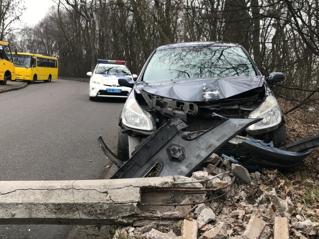 Водитель Renault сбил столб в столичном Голосеево и убежал в лес (ФОТО, ВИДЕО)