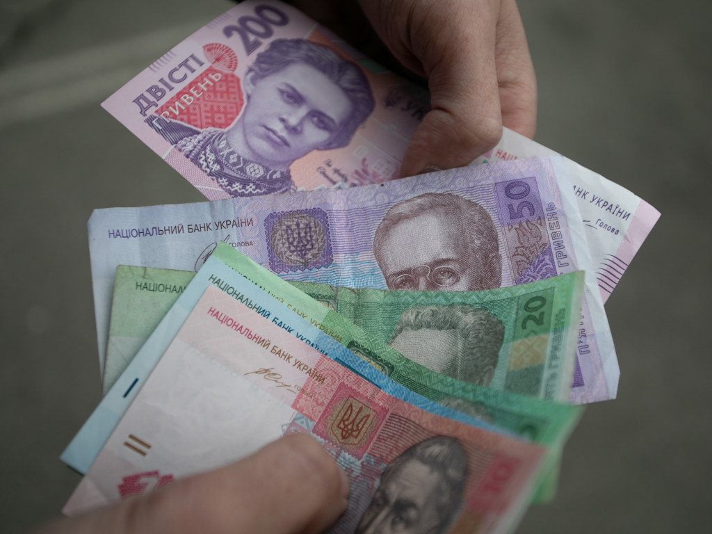 Украину заполонили фальшивые деньги: как определить подлинность купюр