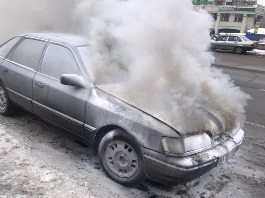 Подозревают поджог: Во Львове сгорел автомобиль военного комиссара (ФОТО)