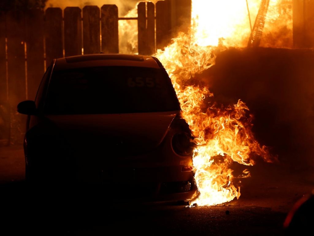 Подозревают поджог: В Ужгороде сгорел автомобиль швейцарского дипломата