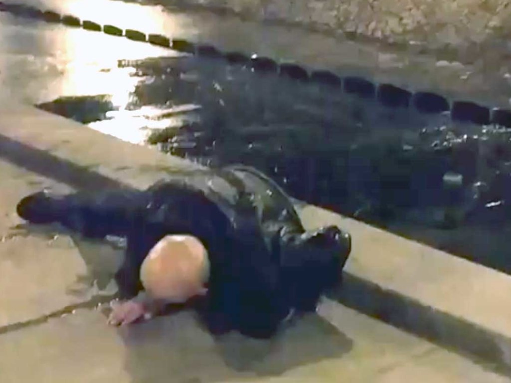 В Харькове пьяный мужчина упал с моста и плавал, убегая от полиции (ФОТО, ВИДЕО)