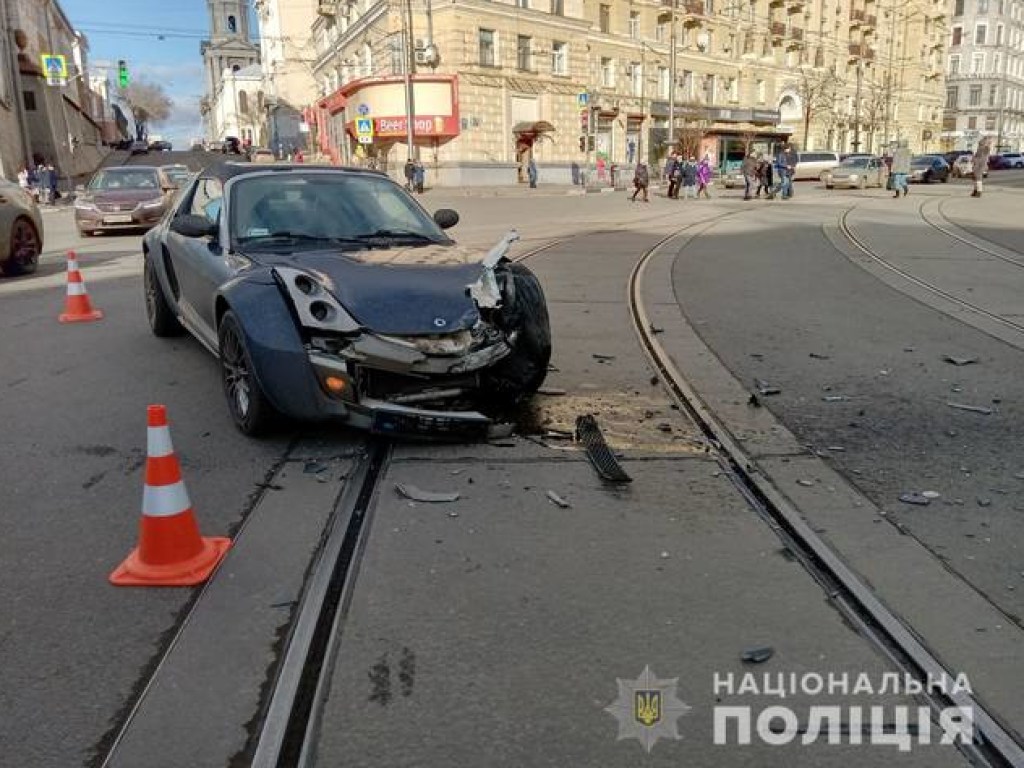 В Харькове водитель BMW разбил припаркованные авто (ФОТО)