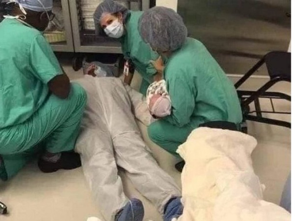 Мужчина увидел новорожденного и упал в обморок: Жена с улыбкой сделала селфи после родов (ФОТО)