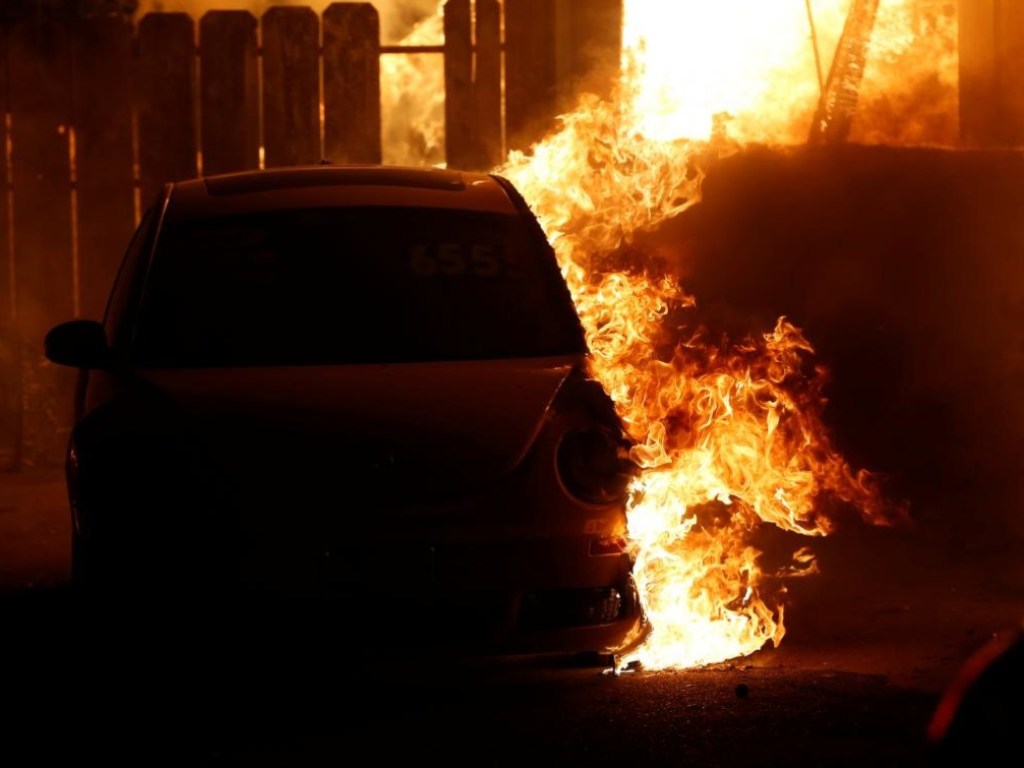 Поджог автомобиля дипломата в Ужгороде: появилось впечатляющее видео