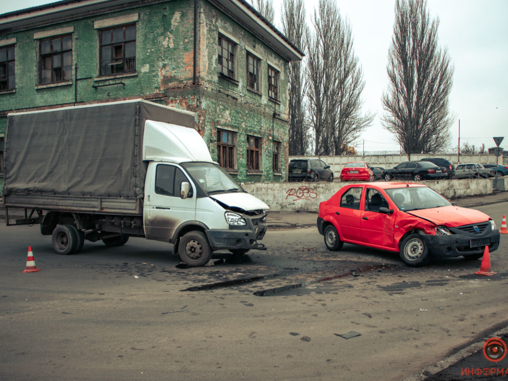 В Днепре на перекрестке столкнулись Dacia и «Газель»: один из водителей госпитализирован (ФОТО)