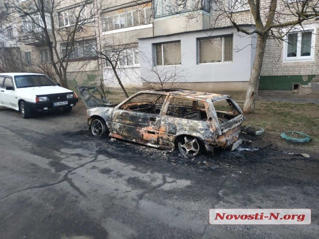 В Николаеве дотла сгорел автомобиль Honda (ФОТО)
