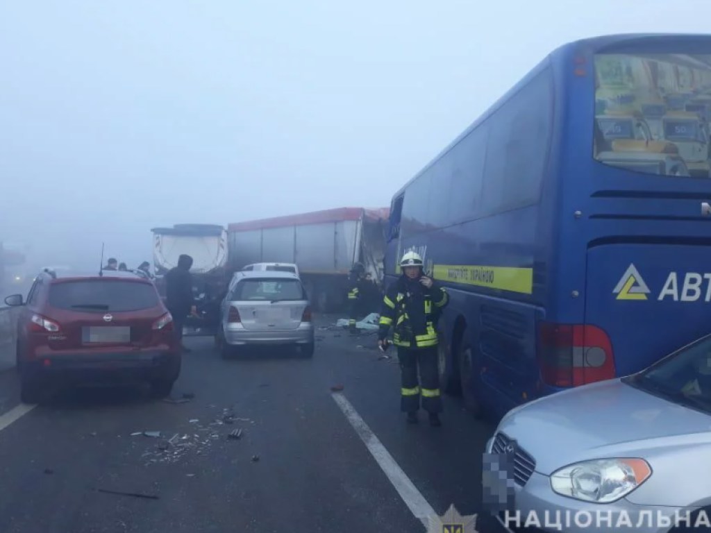 Скользкая дорога: На Одесской трассе столкнулись 11 автомобилей, есть жертвы (ФОТО)