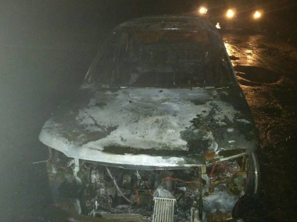 В Харькове сожгли припаркованный на дороге автомобиль (ФОТО)