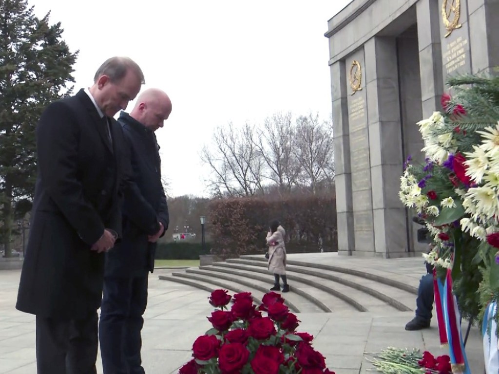 Виктор Медведчук возложил цветы к мемориалу советским воинам в Берлине