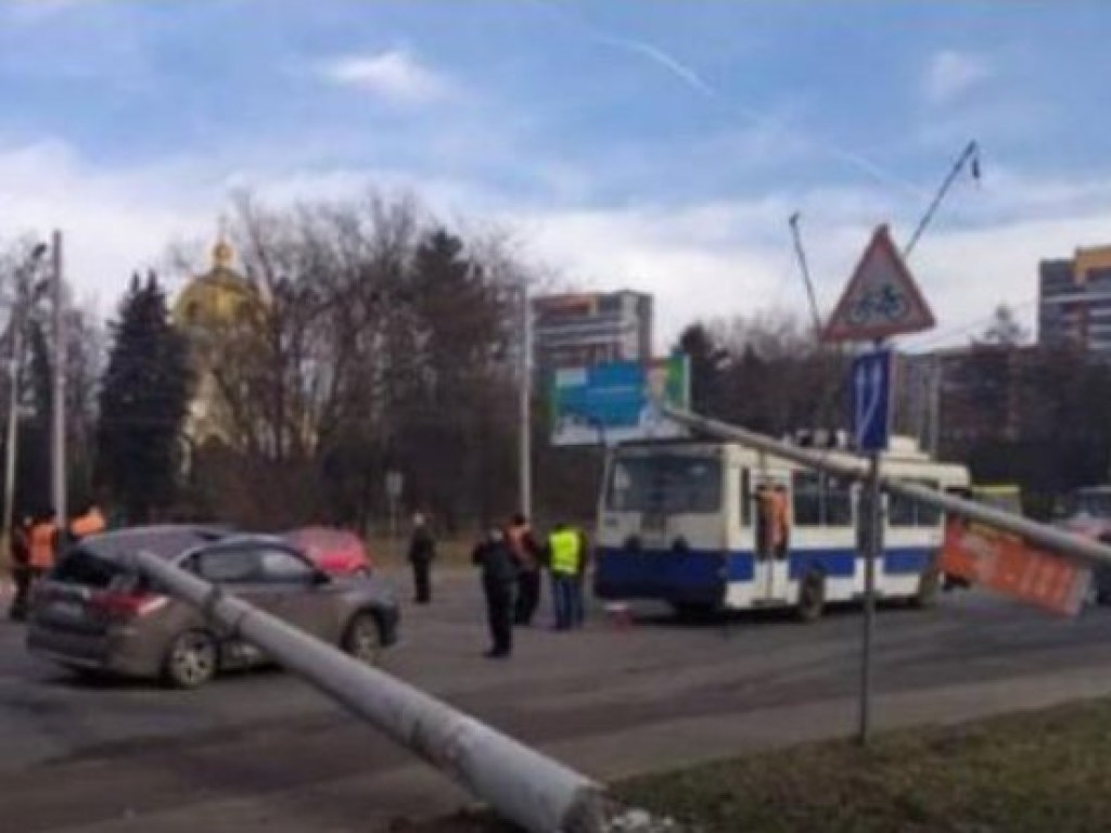 Во Львове железобетонные опоры упали на троллейбус с пассажирами и авто (ФОТО)
