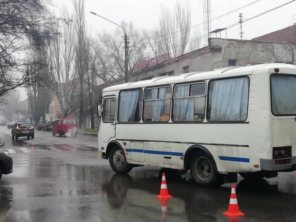 На перекрестке в Николаеве автобус с пассажирами влетел в Renault (ФОТО)