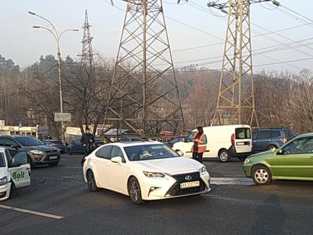 На Сырце в Киеве столкнулись Lexus и такси: из-за аварии перекрыто 2 полосы (ФОТО)