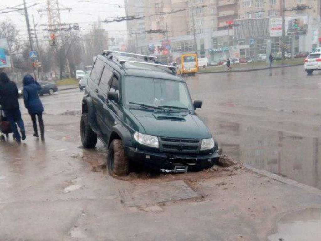 В Одессе внедорожник провалился под землю (ФОТО, ВИДЕО)