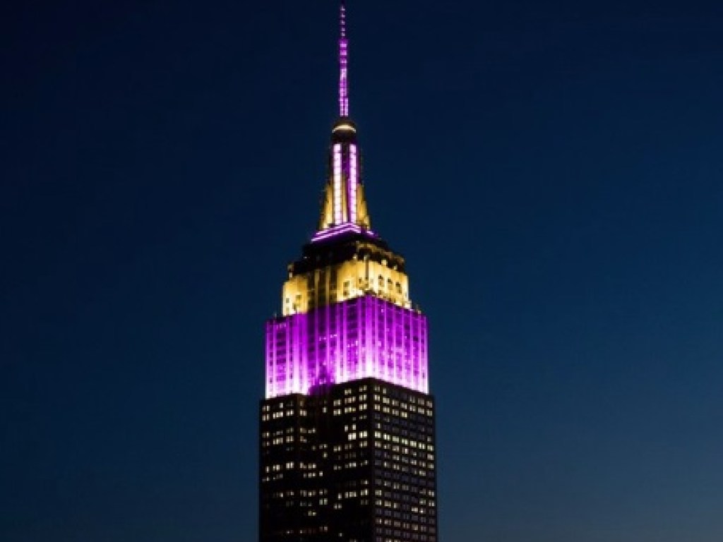 Легендарный небоскреб Нью-Йорка преобразился в честь баскетболиста Брайанта (ФОТО)