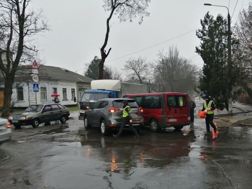 В центре Николаева на перестарке столкнулись Renault, Nissan и грузовик (ФОТО)