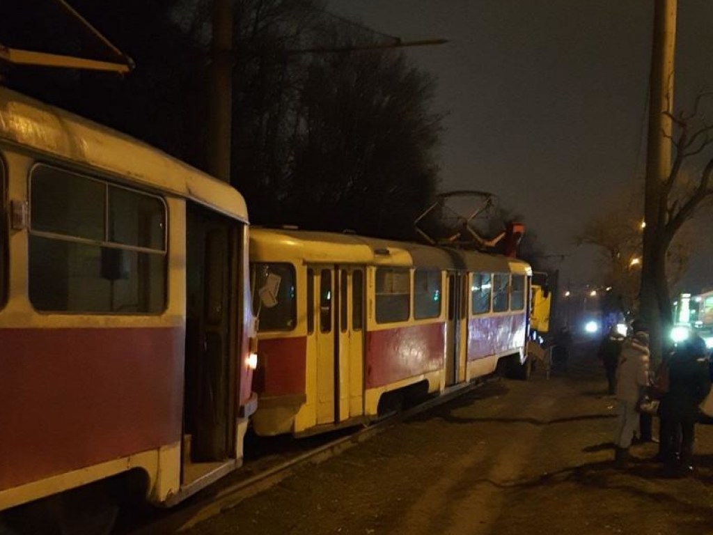 Под колесами трамвая в Харькове погиб мужчина (ФОТО)