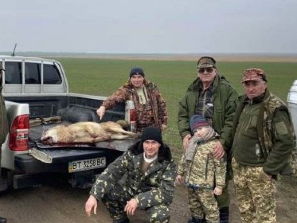 В Херсонской области бригада охотников ликвидировала пугающего селян волка (ФОТО)