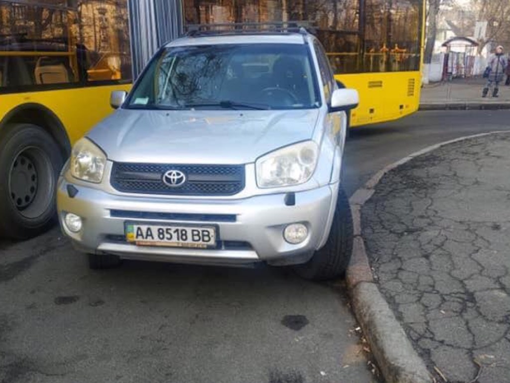 В Киеве водитель Toyota своей парковкой «обрадовал» пассажиров троллейбуса (ФОТО)