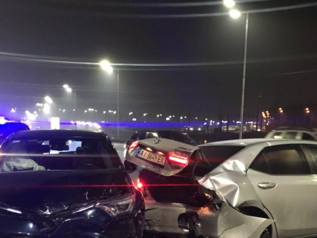 На Надднепрянском шоссе в Киеве легковушка врезалась в участника аварии (ФОТО)
