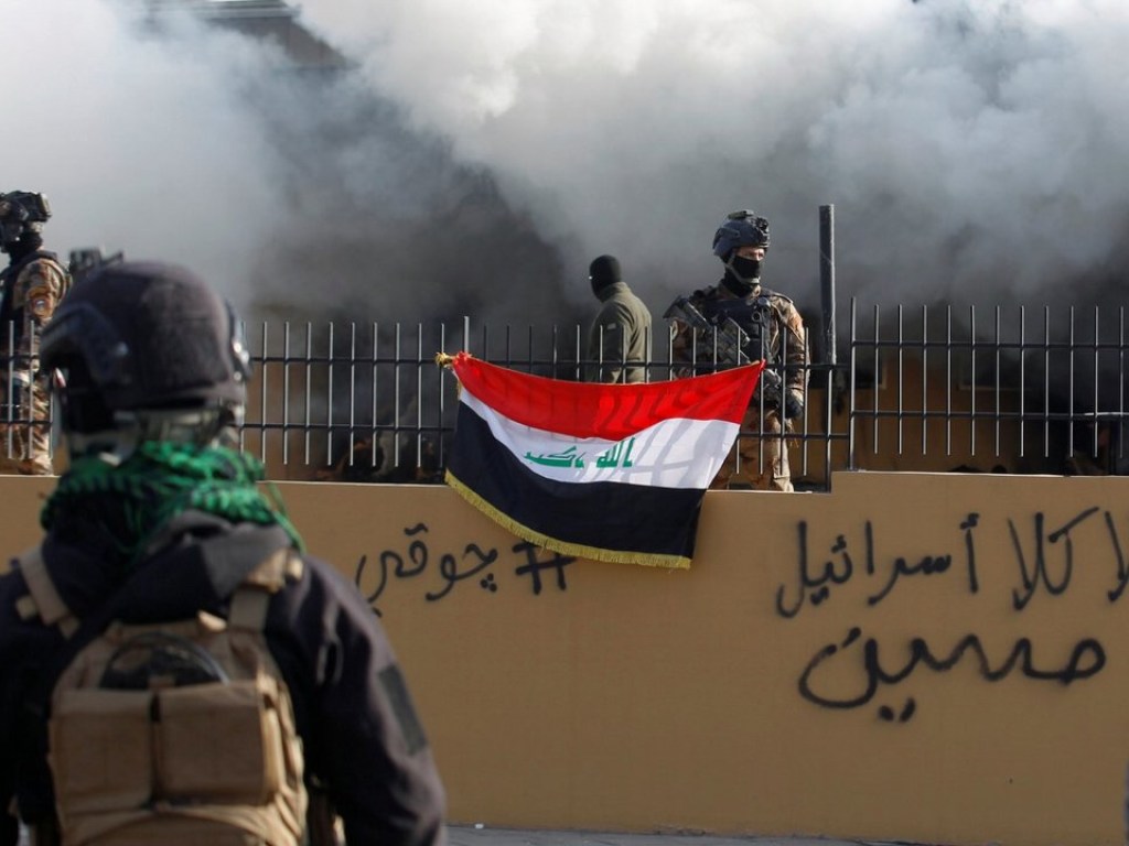 Эксперт объяснил, как США отреагируют на обстрел своего посольства в Багдаде