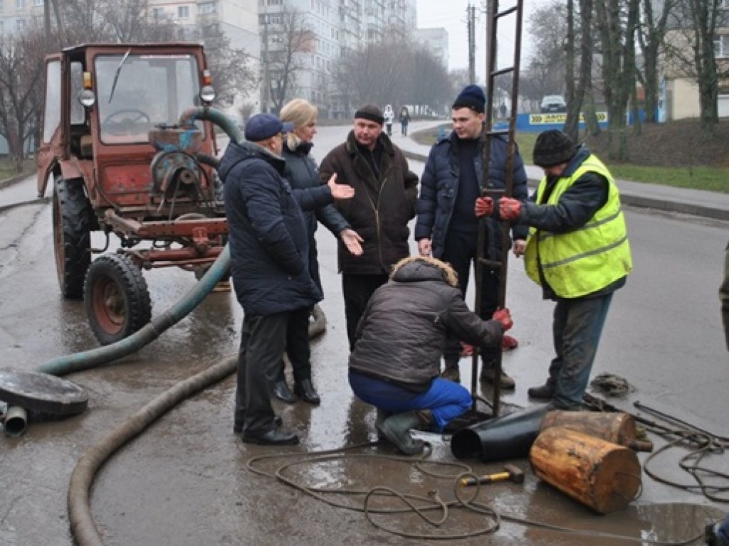 Авария на коллекторе: Город в Харьковской области почти сутки остается без воды (ФОТО)