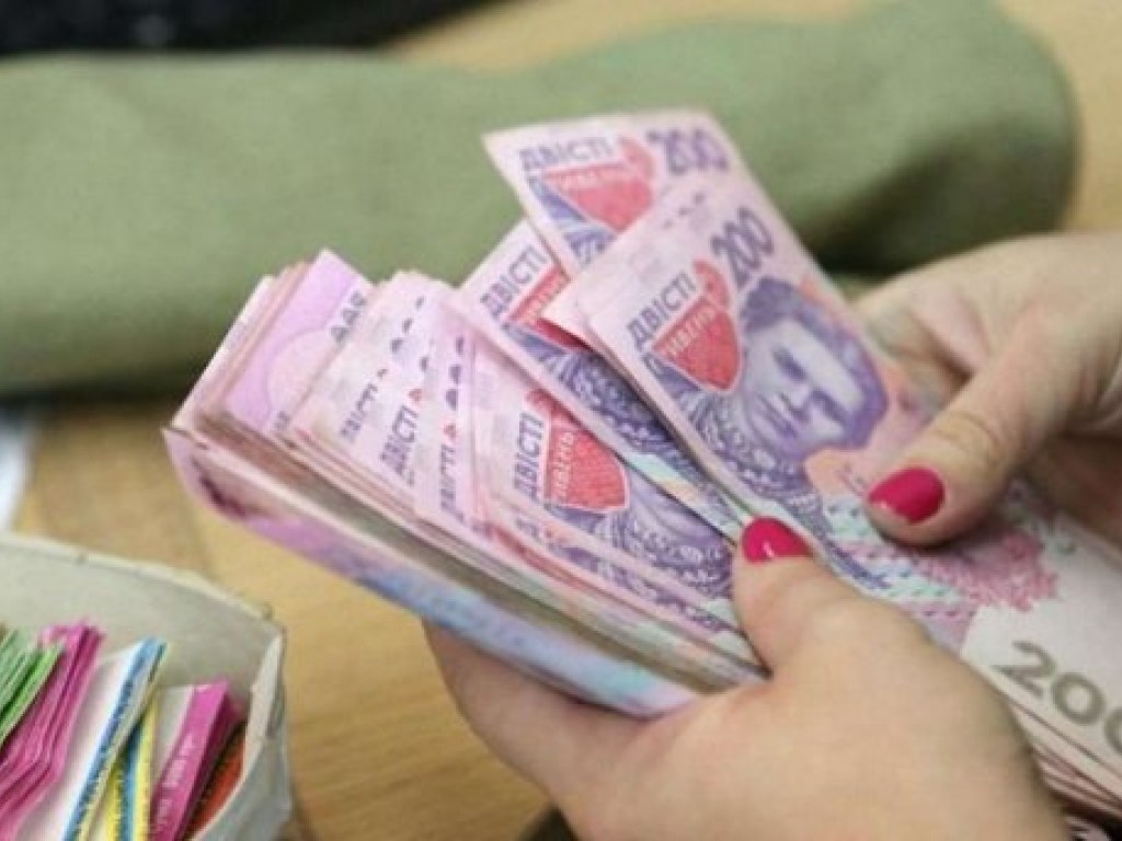 В Украине по итогам декабря средняя зарплата превысила 12 тысяч гривен