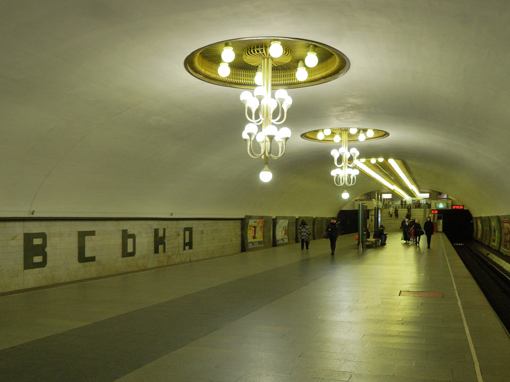 В Киеве в метро мужчина упал замертво на перроне одной из станций (ВИДЕО)