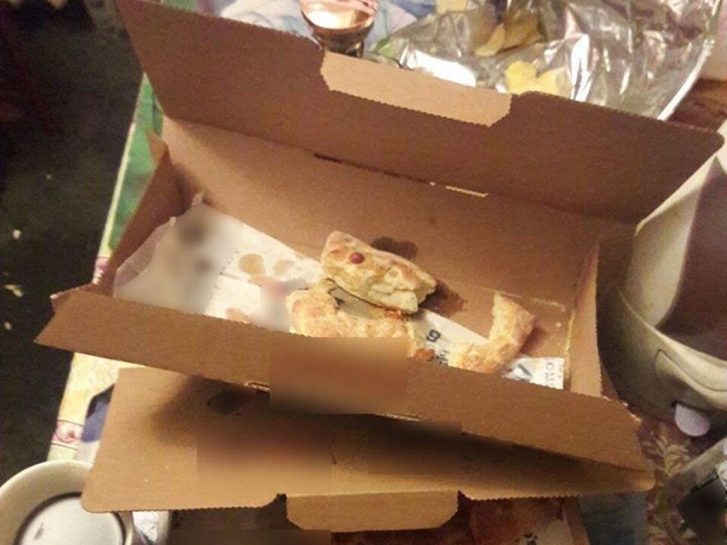«Бесплатная вкуснее»: В 5 утра в Киеве у курьера отобрали пиццу и выставили за дверь (ФОТО)