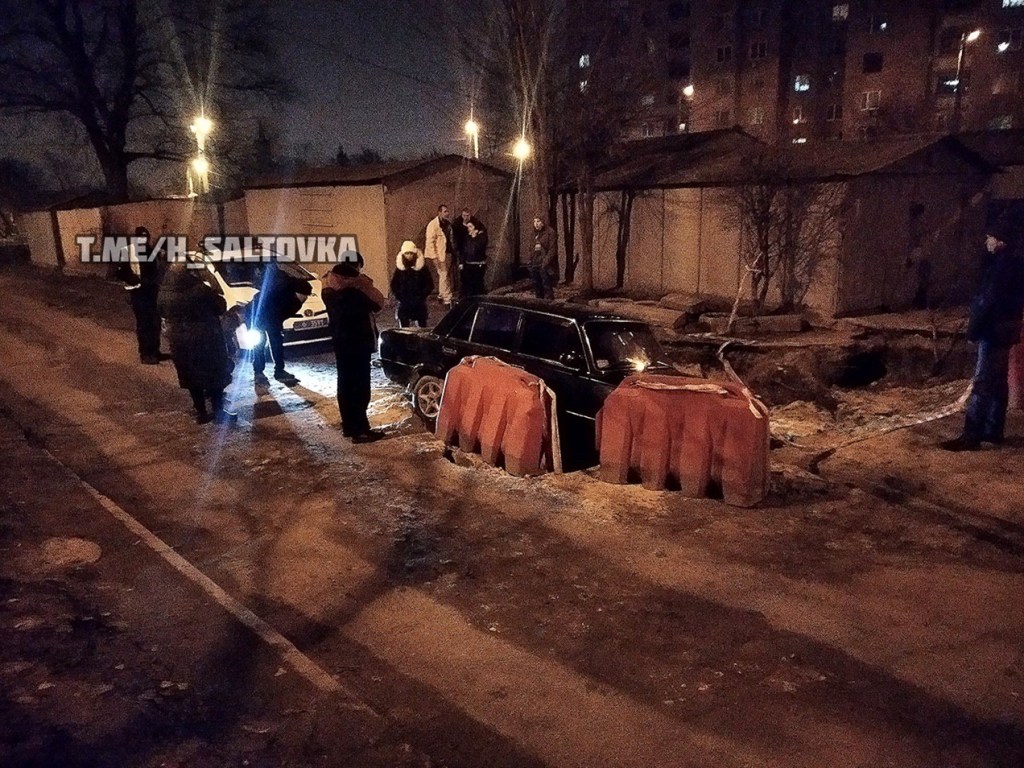 В Харькове водитель ВАЗа застрял в яме коммунальщиков (ФОТО)