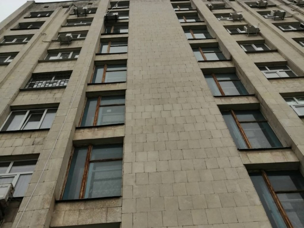 С 9 этажа: В Кропивницком строитель упал с крыши суда (ФОТО)