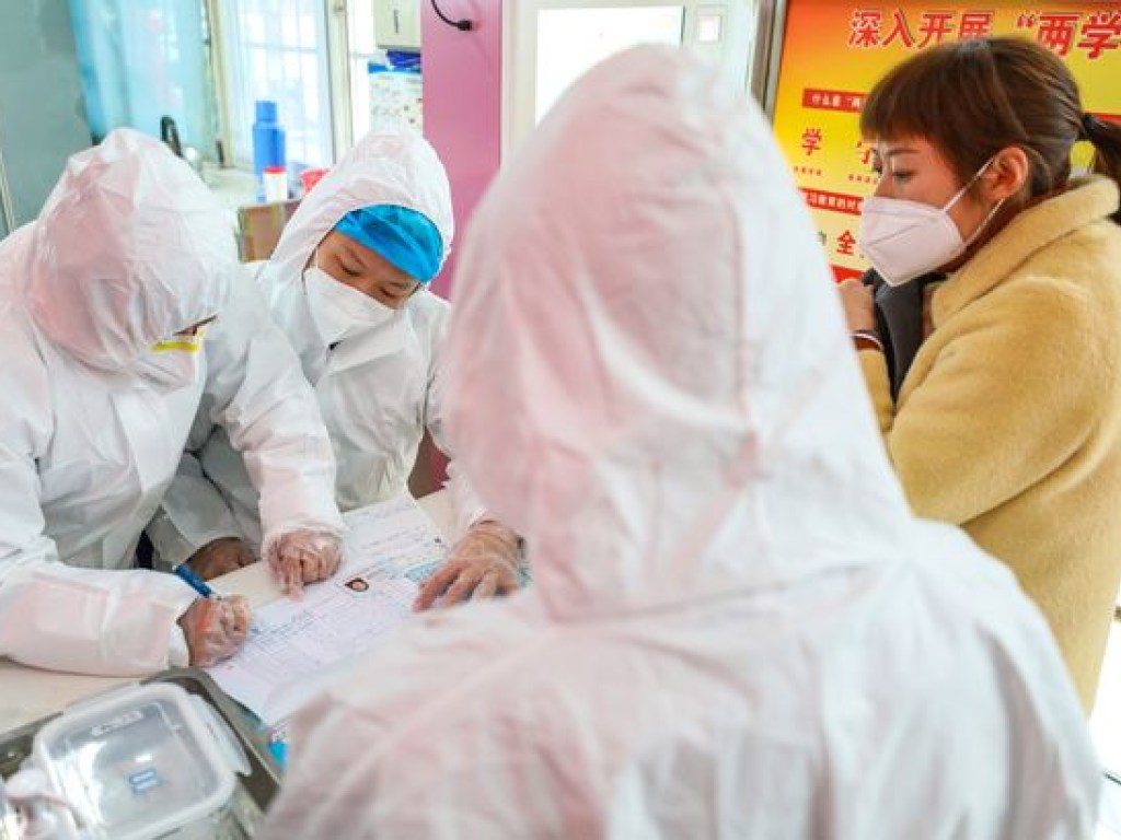 Коронавирус в Китае: Зараженные люди умышленно плюют на врачей для распространения вируса &#8212; СМИ