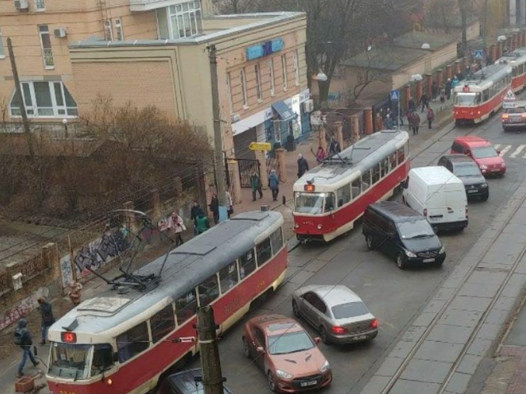 Из-за ДТП в Киеве остановилось движение трамваев (ФОТО)
