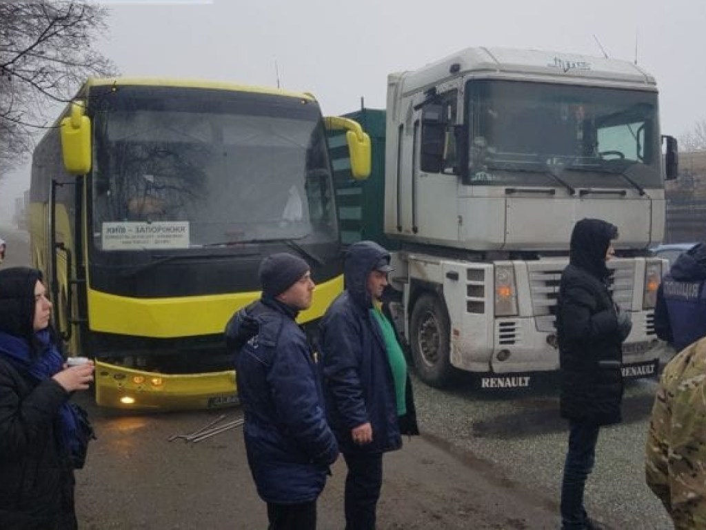 Авто вылетело в кювет: Автобус «Запорожье-Киев» попал в массовое ДТП под Днепром (ФОТО)