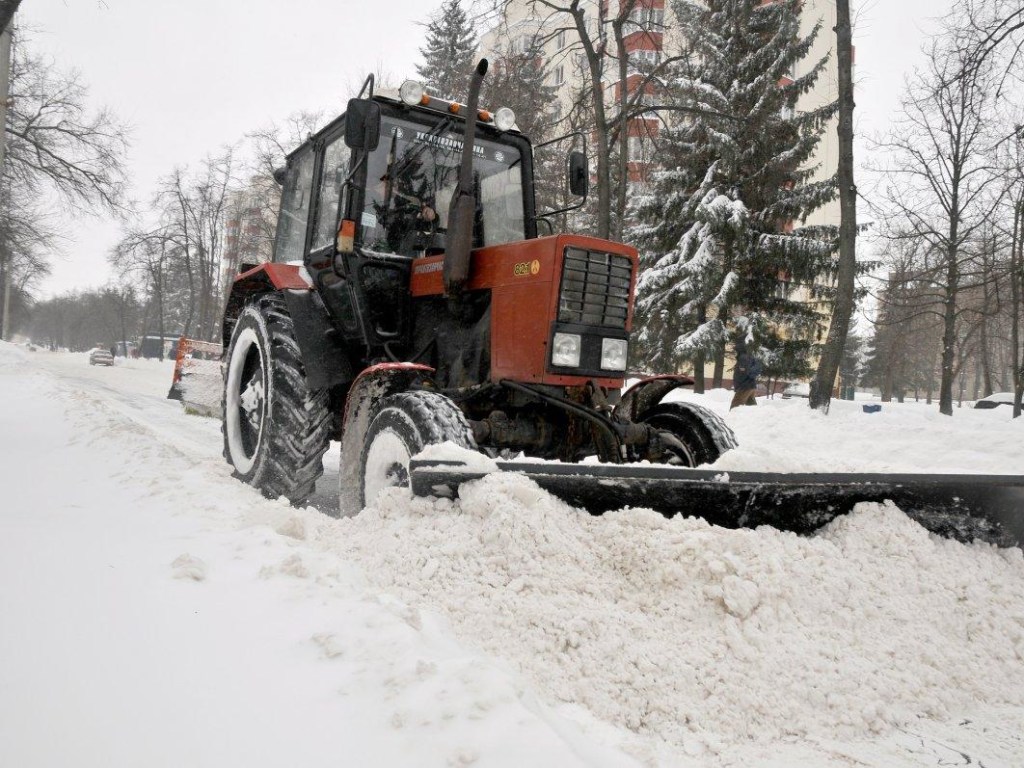В Киеве на Оболони снегоуборочная машина снесла автомобилю крышу (ФОТО)
