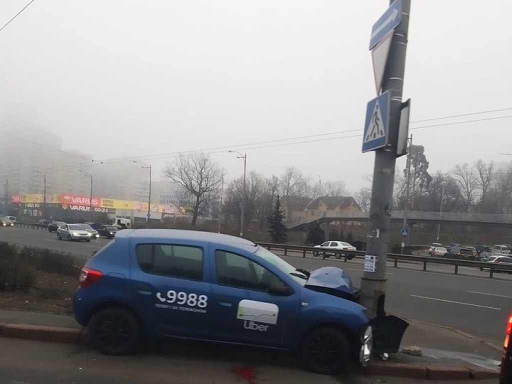 В Киеве такси Uber влетело в столб, есть пострадавшие (ФОТО)