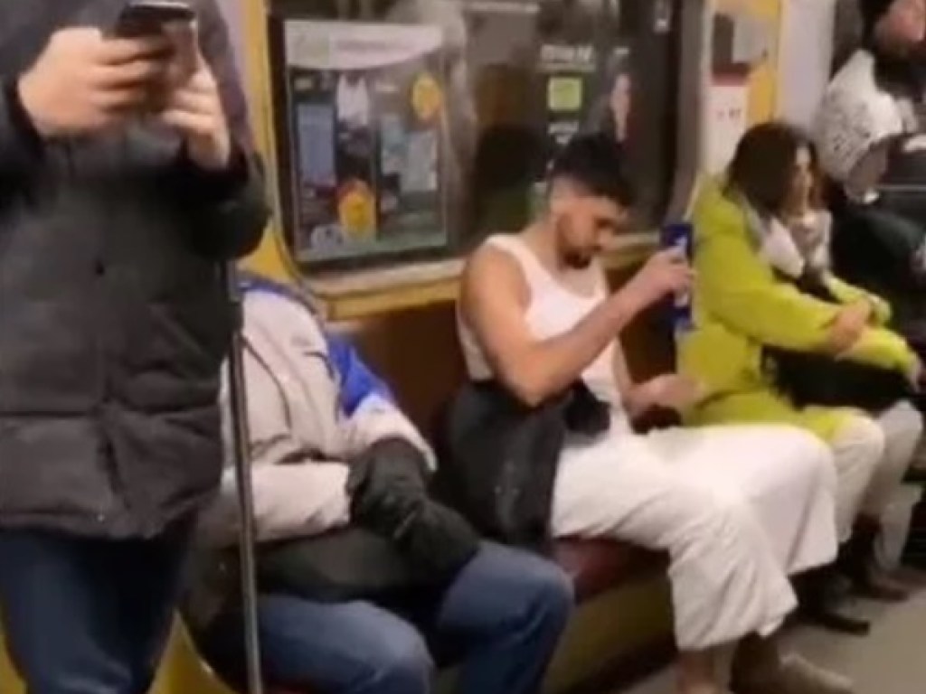 В Киеве в метро парень в полотенце вымыл голову с шампунем (ФОТО)