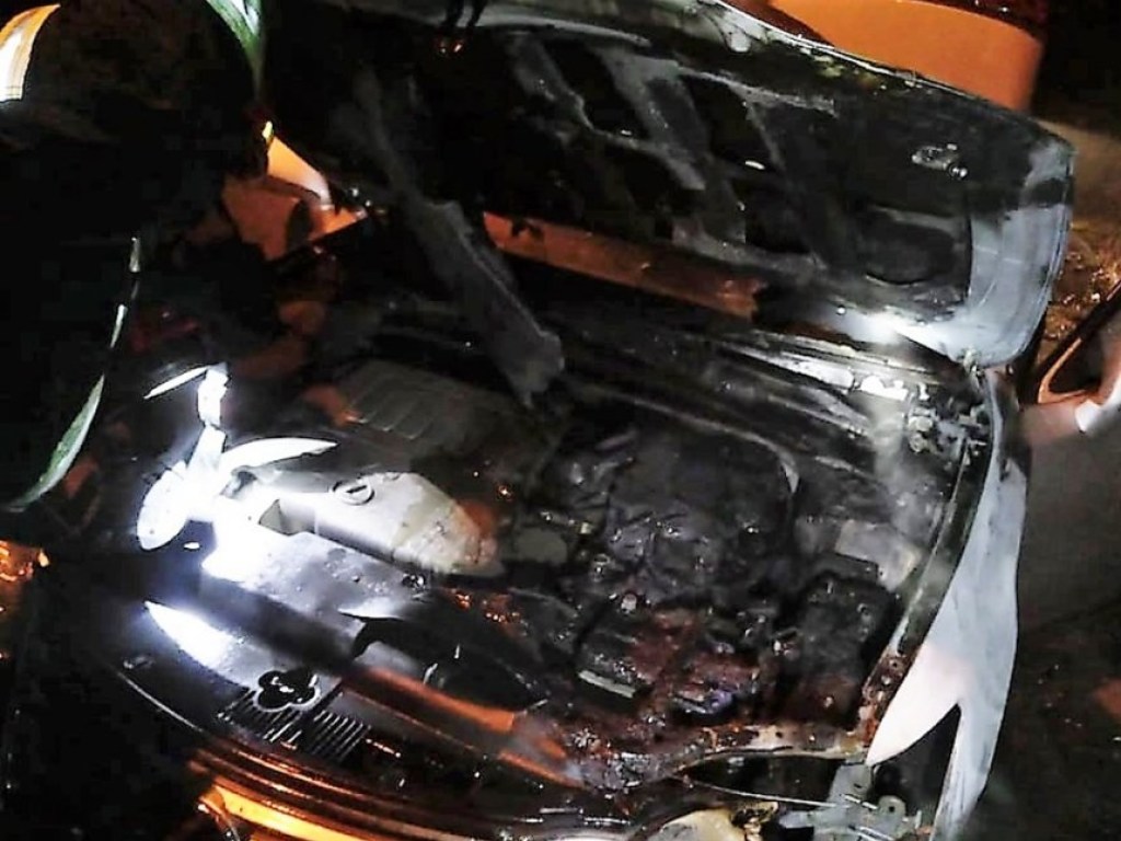 В Николаеве горело припаркованное авто Lexus (ФОТО)