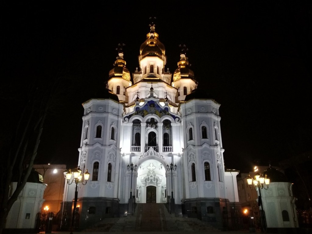 Разбрасывал иконы: В Харькове в храме мужчина устроил погром (ВИДЕО)